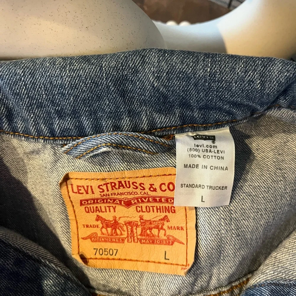 Levi's Vintage Relaxed Light Blue Denim Trucker Jacket Size:Large - Picture 3 of 7